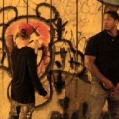 Justin Bieber é escoltado pela polícia enquanto pixa muro no Rio de Ja