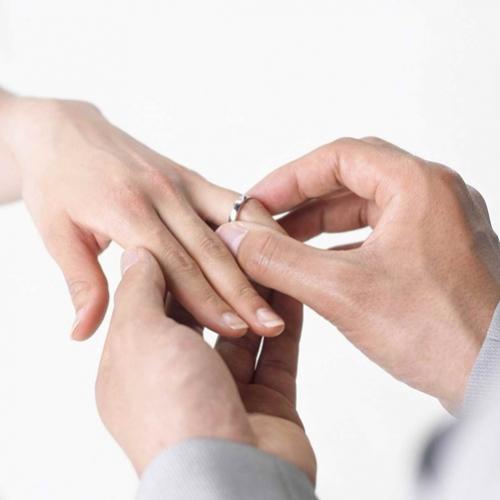 Por que usamos aliança de casamento no dedo?