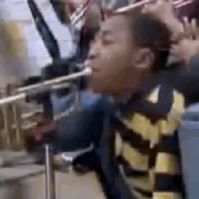 Menino de 10 anos não tem os braços toca o trompete com os Pés
