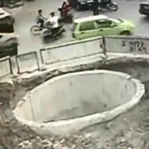 Chines bate em 2 carros, 1 moto, 1 ônibus e cai num buraco