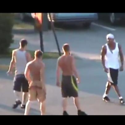 Três homens racistas são colocados pra correr por apenas um