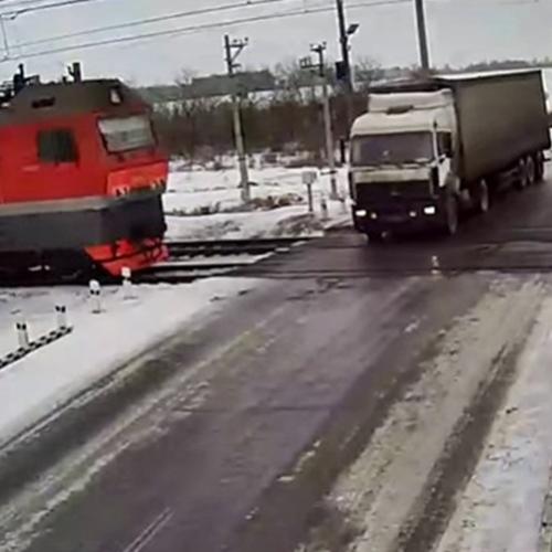 Caminhão derrapa no gelo e é atingido por dois trens
