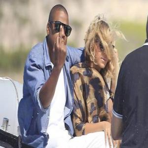Ao lado de Beyoncé, Jay Z se irrita com paparazzi e mostra dedo 