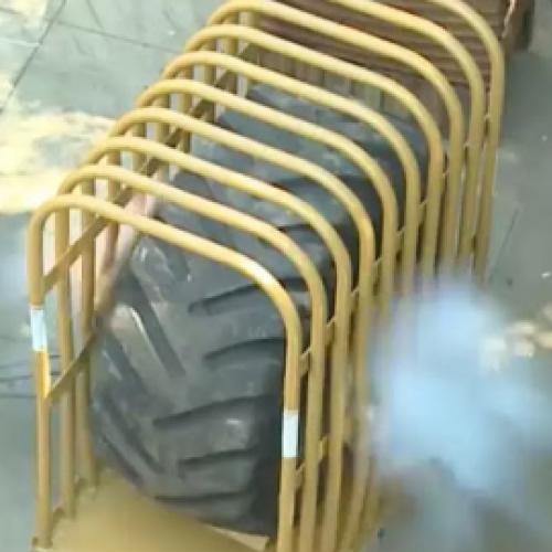 Vídeo mostra o que acontece quando um pneu gigante explode