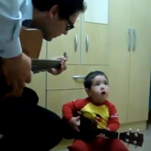 Veja esse bebê tocando e cantando violão com seu pai