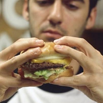Saiba como comer um hambúrguer, segundo a ciência