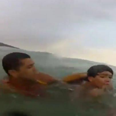 Criança se afogando é resgatada por salva vidas