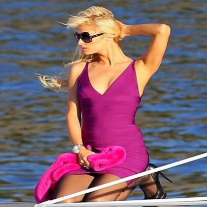  Paris Hilton usa roupa glamorosa para passeio de barco.