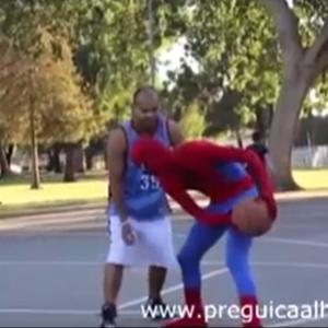 Já imaginou jogar uma partida de basket contra o Spiderman?