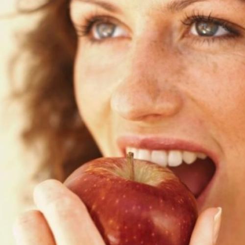 Comer maça diariamente melhora a saúde