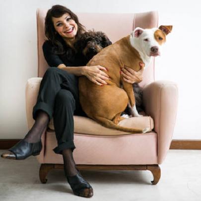 Ensaio fotográfico da cantora e compositora Blubell com seus cães