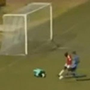 Jogador ignora contusão de goleiro e faz gol