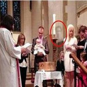 Avô ‘fantasma’ aparece em foto do batizado da neta e assusta família; 
