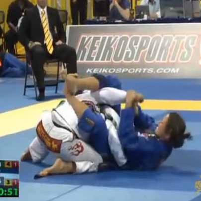 Lutadora de Jiu Jitsu quebra o braço e continua na luta, vídeo