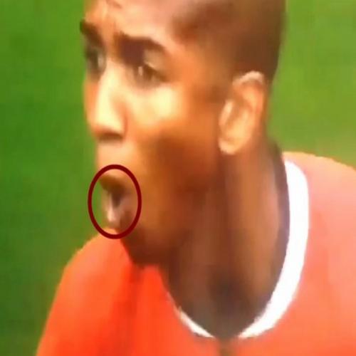Pássaro caga na boca do jogador do Manchester United