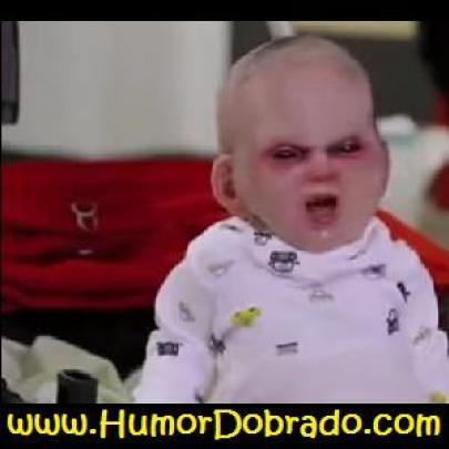Vídeo Hilariante - O Bebé monstro!