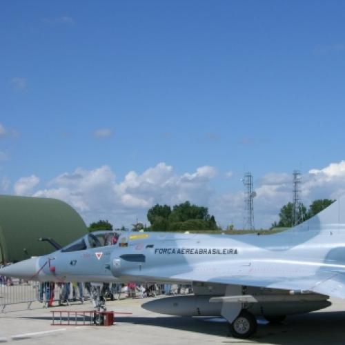 A FAB está vendendo 11 caças Mirage 2000 e civis podem comprar.