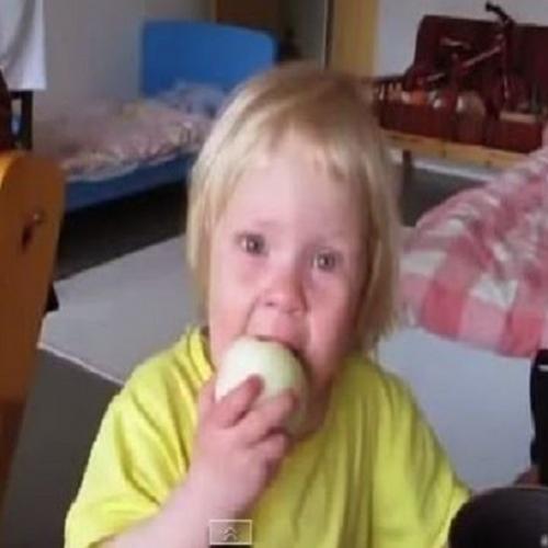  Garotinho comendo uma cebola como se não houvesse o amanhã.
