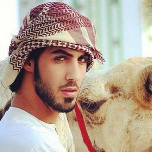 Jovem é deportado da Arábia Saudita por ser 'muito bonito'
