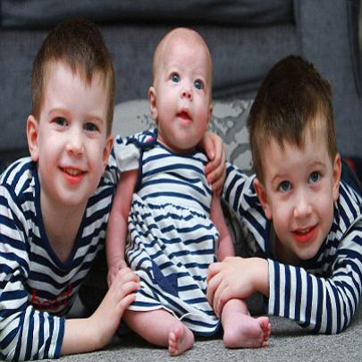 Trigêmeos nascem com cinco anos de diferença