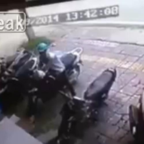 Homem tenta roubar moto e acaba levando uma voadora