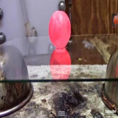 O efeito de uma bola de níquel incandescente sobre o vidro