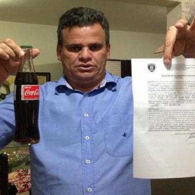 Emerson Machado encontra “bicho” dentro de refrigerante