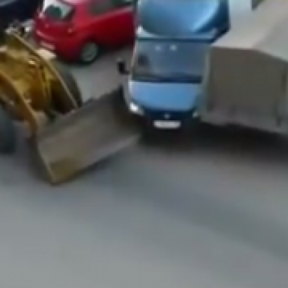  Russo dirige bêbado pá-carregadeira e atinge carros estacionados