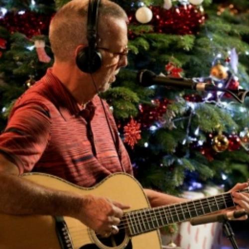 Veja Eric Clapton tocando White Christmas