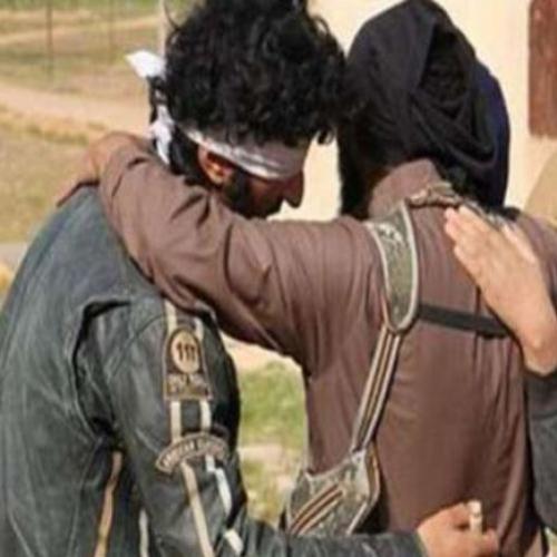 Condenado à morte por ser gay, iraquiano abraça executor