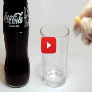 Veja como fica um dente depois de 24hs dentro de um copo de Coca-Cola