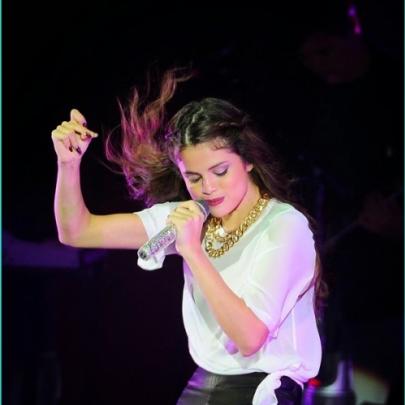 Selena Gomez se descuida e mostra demais! 