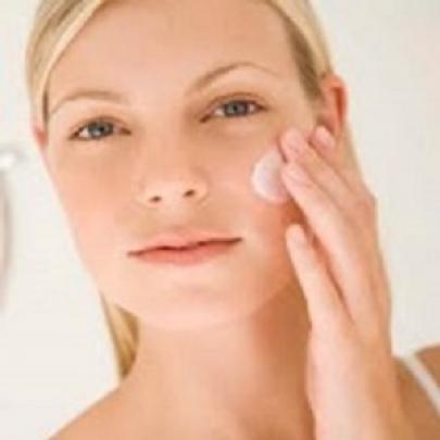 Dermatologistas revelam seus truques para cuidar da pele no verão