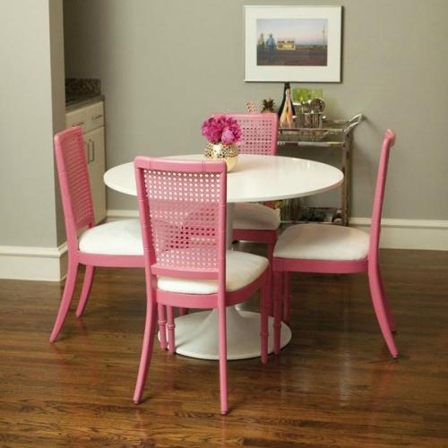 Simples, bonita e barata: sala com cadeiras coloridas