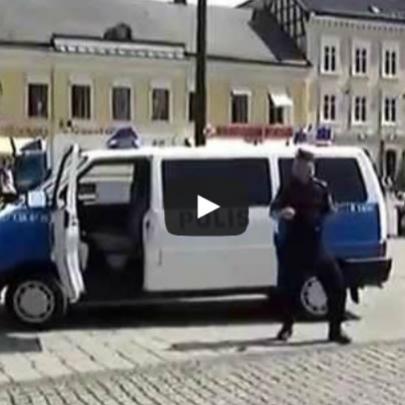O que acontece quando você filma um policial na Suécia
