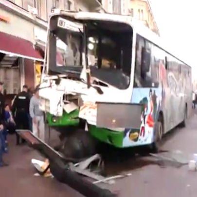 Motorista desmaia e ônibus bate ferindo 24 