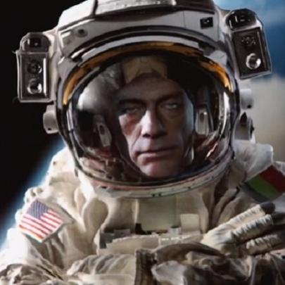 Van Damme vai ao espaço para testar limites com o novo Espacate!