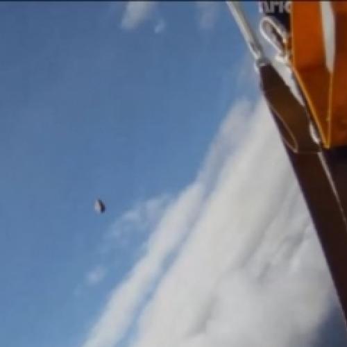 Vídeo flagra meteorito passando a poucos metros de paraquedista