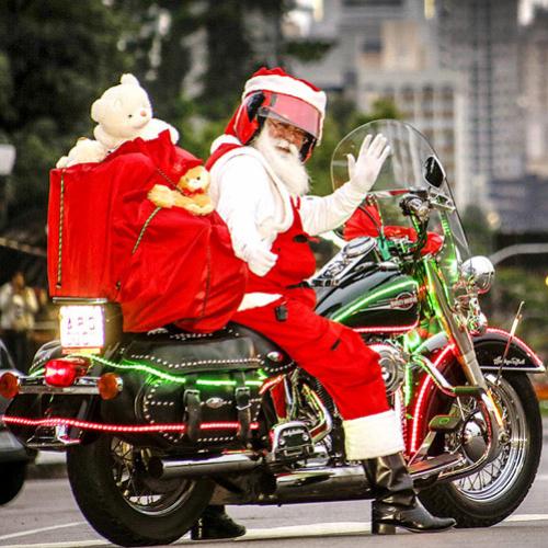 Papai Noel ‘harleyro’ faz a alegria de crianças e também de adultos