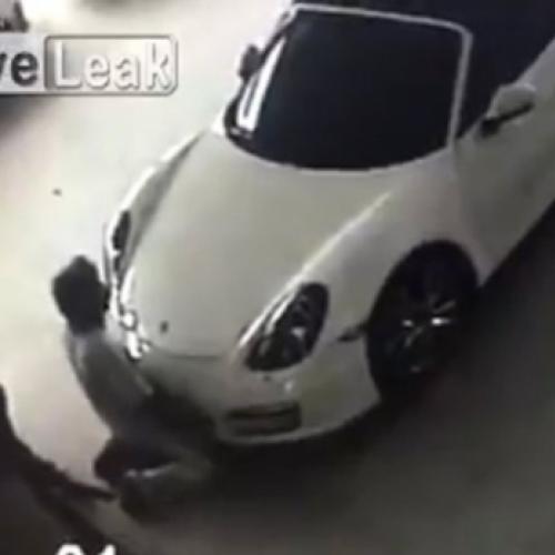 Homem simula fazer sexo com Porsche na Tailandia