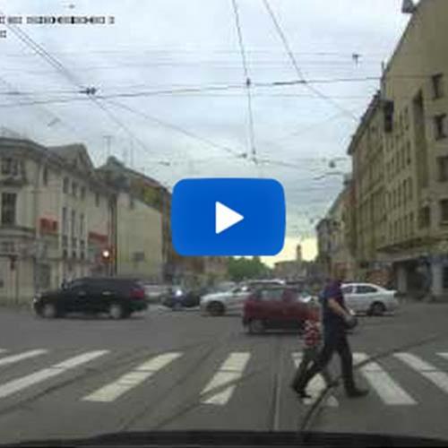 Como é feito o sinal para atravessar a rua na Rússia