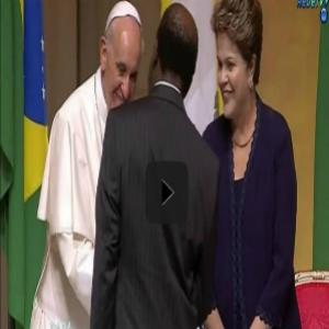 Joaquim Barbosa cumprimenta o Papa mas Dilma não