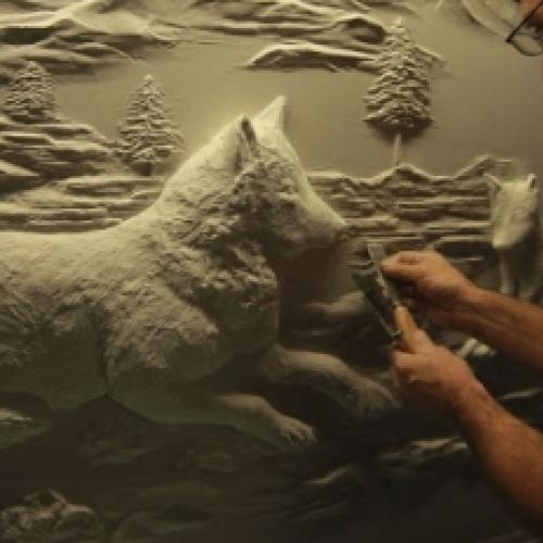 Artista faz esculturas perfeitas em uma parede de gesso