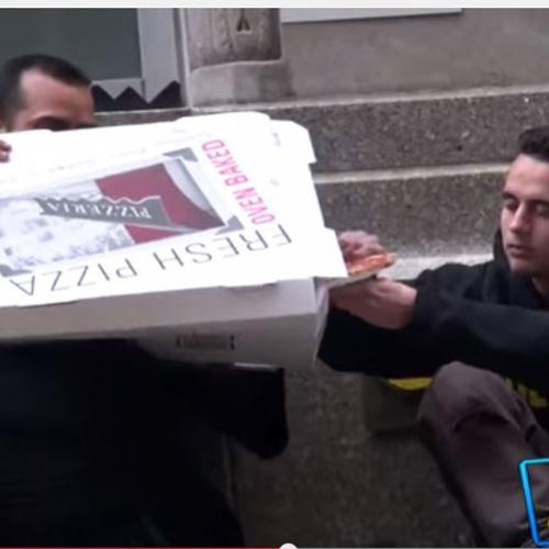 Eles deram uma pizza a um morador de rua e ele os surpreendeu.