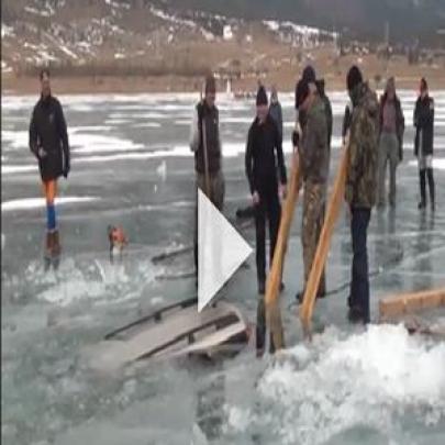 Russos sendo “russos” e tirando um carro de um lago congelado