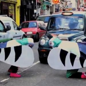 Pegadinha: pombos gigantes perambulando pela cidade