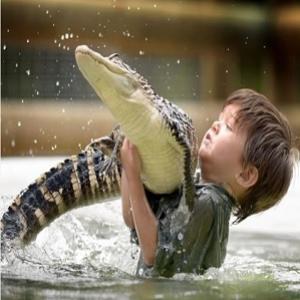 Menino de apenas 3 anos é domador de crocodilos