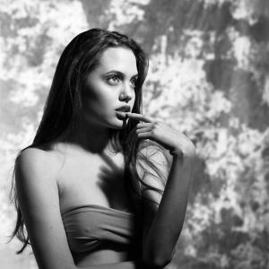 Angelina Jolie anuncia ter retirado seios para evitar câncer