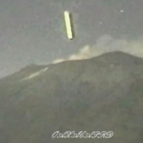 Objeto estranho de 1 km é avistado entrando em vulcão em erupção