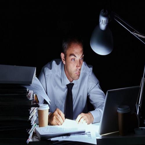 10 sintomas que indicam que você está trabalhando demais